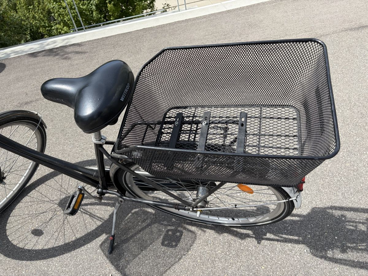 Velos: Damenvelo Schwarz mit Korb – Gebraucht aus Oberägeri von Pippi-Langstrumpf 2