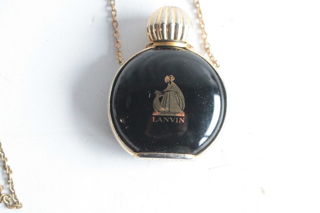 Lanvin Profumi & Eau de Toilette: Collier Pendentif flacon de parfum Arpège de Lanvin vintage – Usato da Vandoeuvres venduto da Dom-Tom 1