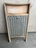 Antikes Waschbrett aus Holz und Metall gebraucht