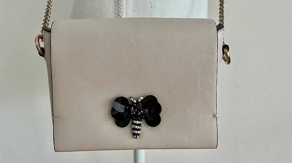 Taschen für Damen: Tasche weiss mit Schmetterling aus Perlen – Gebraucht aus Volketswil von oli_l2zq 1