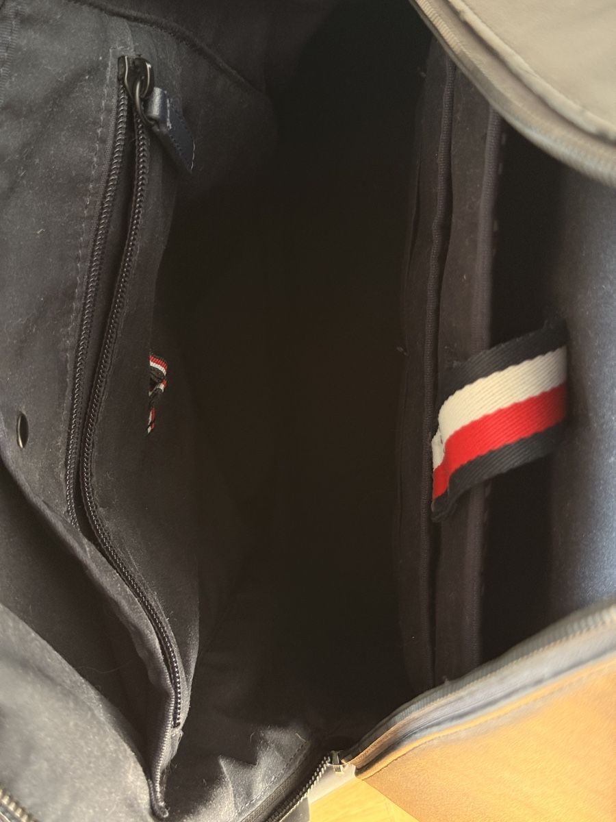 Tommy Hilfiger Zaini: Tommy Hilfiger Black Leather Backpack – Usato da Lausanne venduto da KolaG7 4