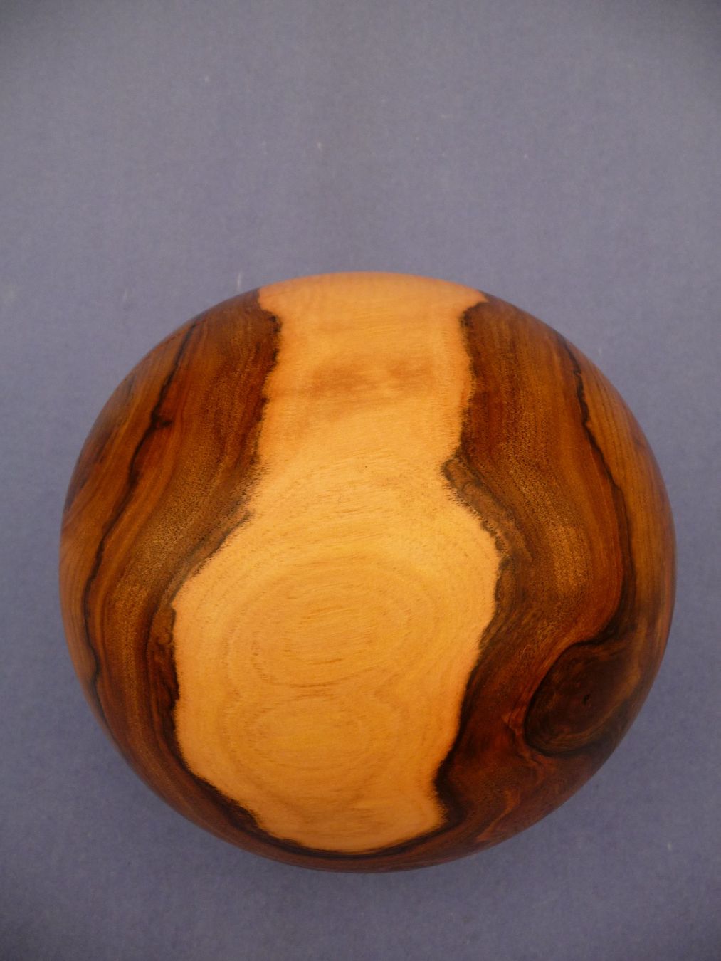 Articoli in legno: Holzkugel aus Nussbaumholz – Nuovo (secondo la descrizione) da Hindelbank venduto da Drechsleratelier