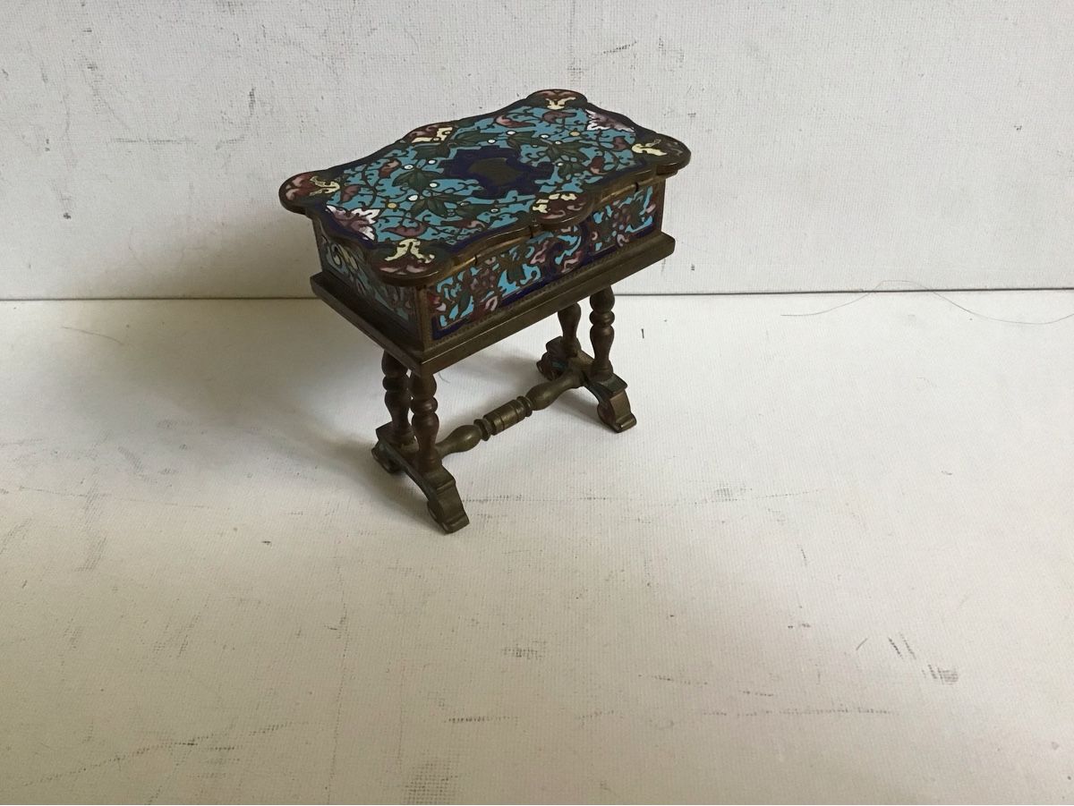 Giocattoli: Uraltes antikes Miniatur Nähtischchen Bronze mit Emaille – Usato da St. Gallen venduto da Goldlilly