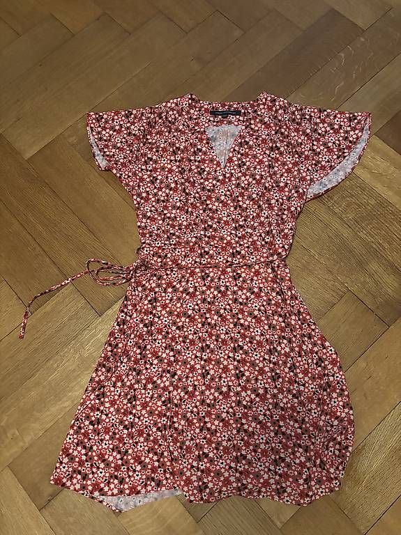 Kleider: Rotes Sommerkleid mit Blumenmuster, Grösse XS – Gebraucht aus Bern von saeruhb 2