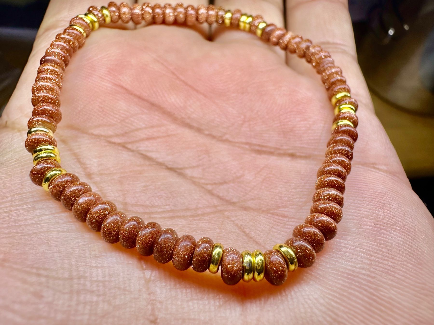 Bracciali & Braccialetti: Elastisches Goldfluss-Armband – Scheibenperlen ca. 4 mm – Nuovo (secondo la descrizione) da Langenthal venduto da Seelenfreunde 1