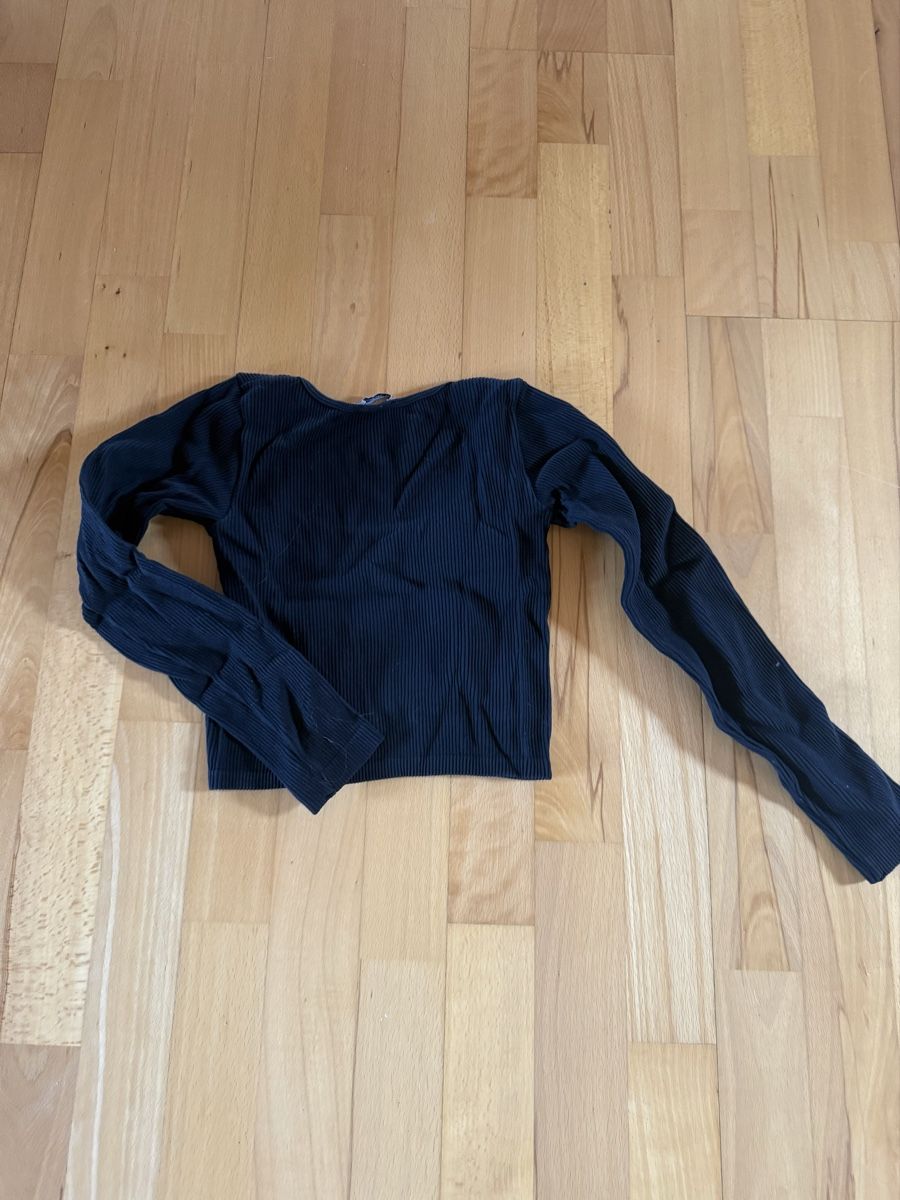 Zara Top: Crop top longue manche Zara – Usato da Fontainemelon venduto da erin.blm 1