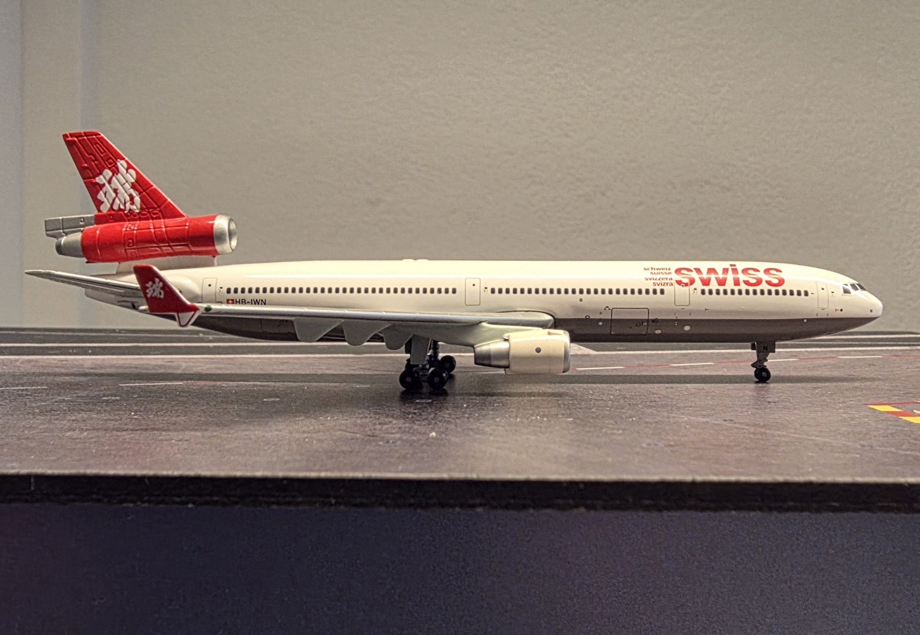 Swissair Kit di modellismo & Modellini statici: Swissair MD-11 Flugzeugmodell 1:400 – Usato da Männedorf venduto da Modellbau-wyss 1