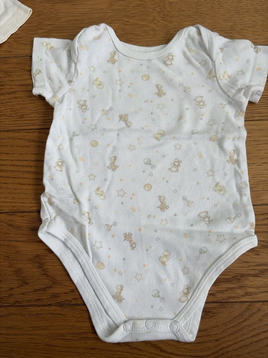 Kleiderpakete & -sets: Kurrzarmbody 6-er Set 6-9Monate – Gebraucht aus Granges-Paccot von Fwaeber 1