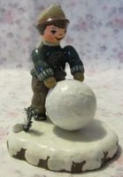 Erzgebirge - Hubrig - Winterkinder - "Junge mit Schneekugel"