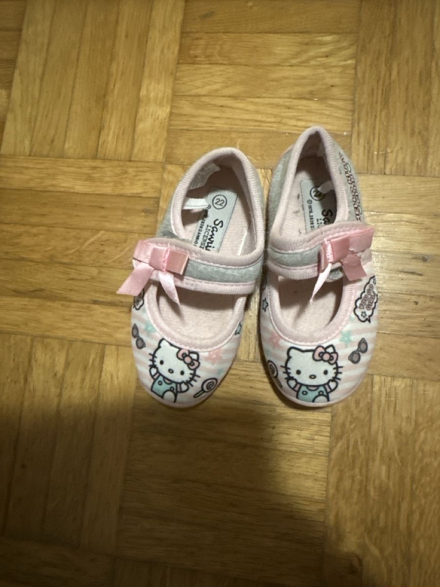 Scarpe per ragazze: Mädchen Hausschuhe Grösse 22 – Usato da Männedorf venduto da kek_n8pr