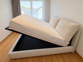 komplettes Bett