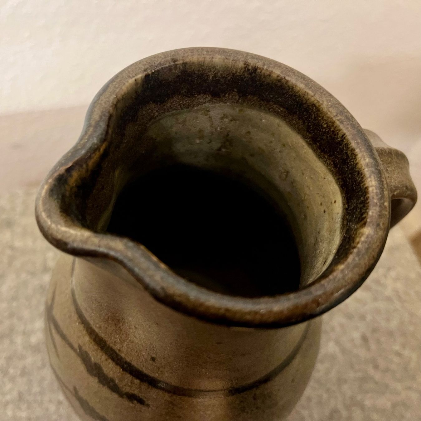 Karaffen: Rustikaler Keramik Krug, braun schwarz, handbemalt – Gebraucht aus Basel von so1_nf6l 3
