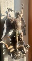 hübsche SAKRALE SKULPTUR "ERZENGEL MICHAEL" gegen den Teufel