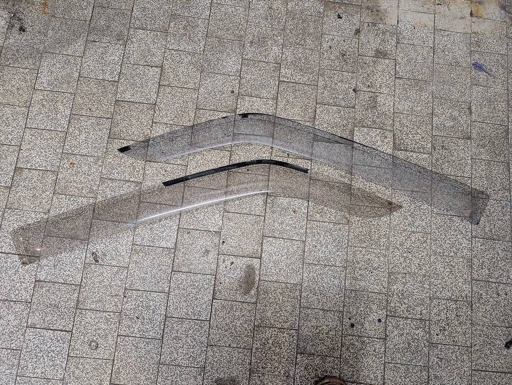Mitsubishi Tutti pezzi di ricambio auto: Mitsubishi Pajero Windabweiser Original – Usato da Belp venduto da superbeng