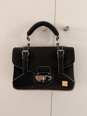 Sac à main noir chic - parfait pour toute occasion 