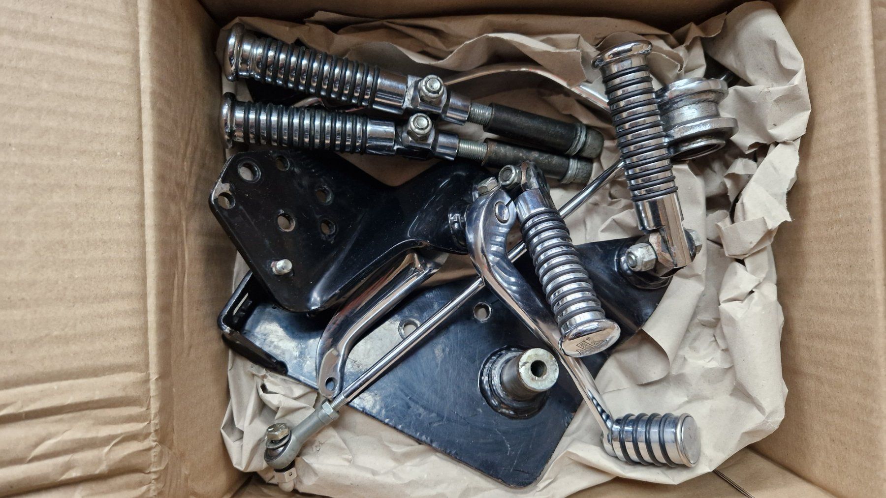 Harley-Davidson Tutti i ricambio per moto: Pedaliera avanzata Harley Davidson Springer – Usato da Orbe venduto da Carmelo85 1