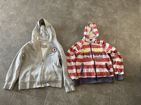 Zwei Hoodies Converse und gestreift Grösse140/146& 152/158