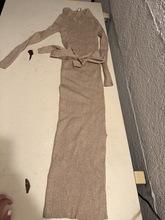 Elegantes Strickkleid mit Gürtel - perfekt für den Herbst!