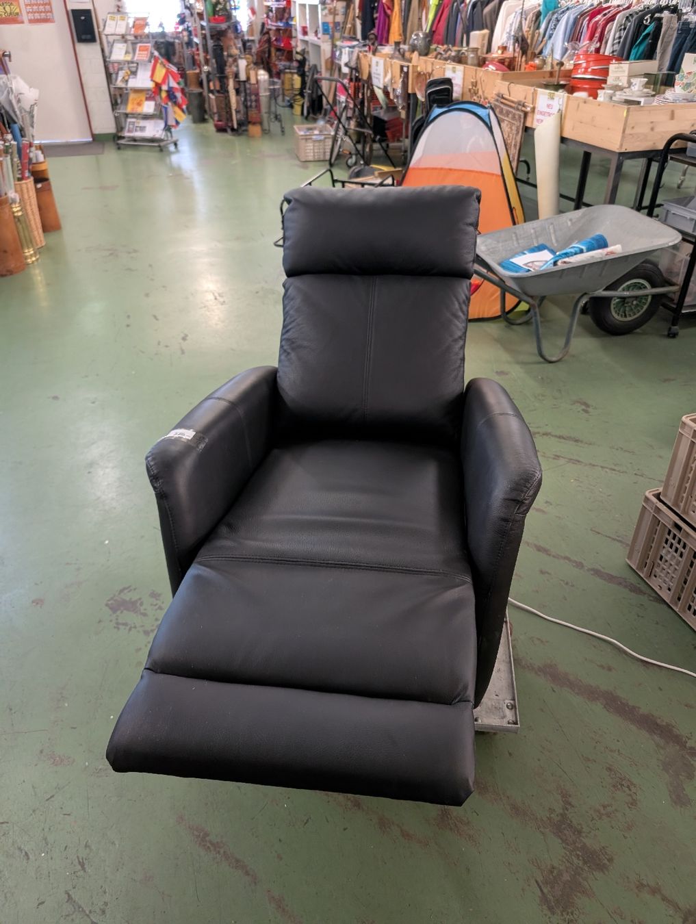Poltrone: Hamilton Aufstehsessel/Relaxsessel elektrisch, Leder schwarz – Usato da Pratteln venduto da Cartonsducoeur_bl 4