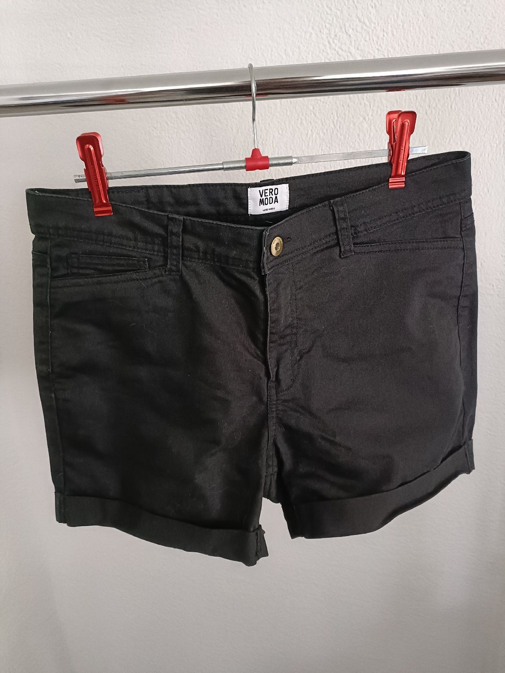 Vero Moda Jeans: Schwarze Vero Moda Shorts Gr. 38 – Usato da Bonaduz venduto da TheCahenzli