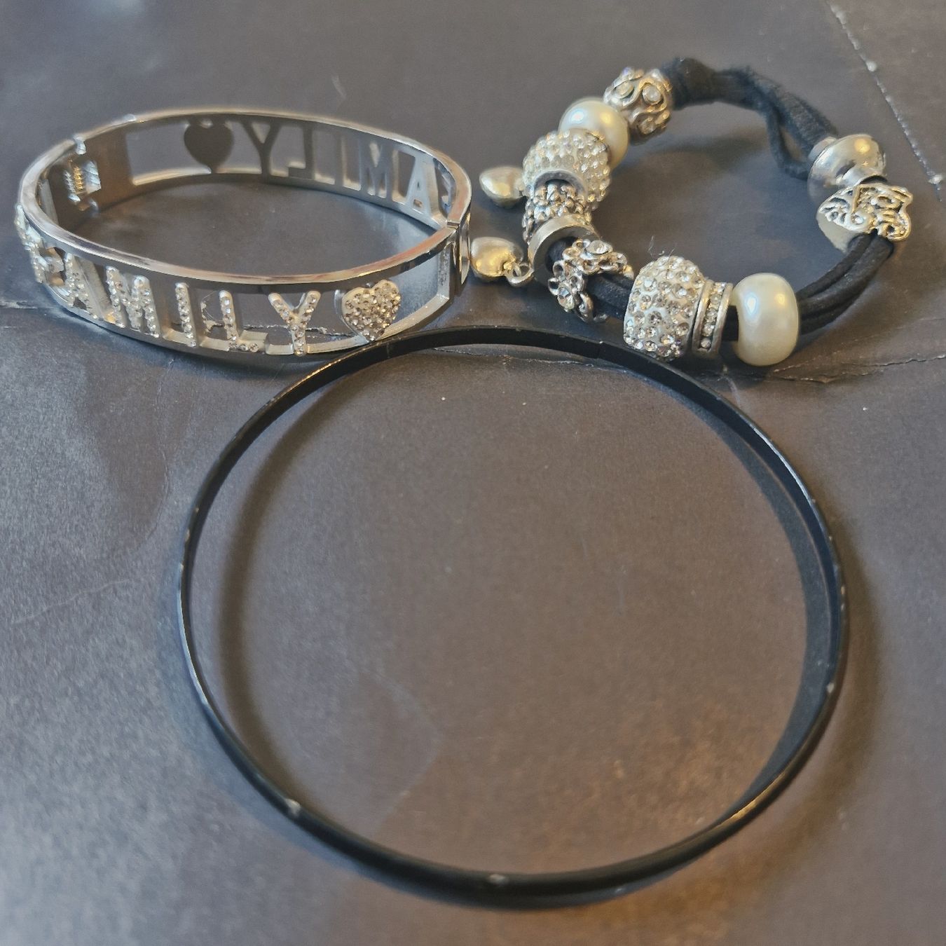 Altri gioielli: 3 bracelets noires et argentés  – Usato da Neuchâtel venduto da yas_zdb7 1