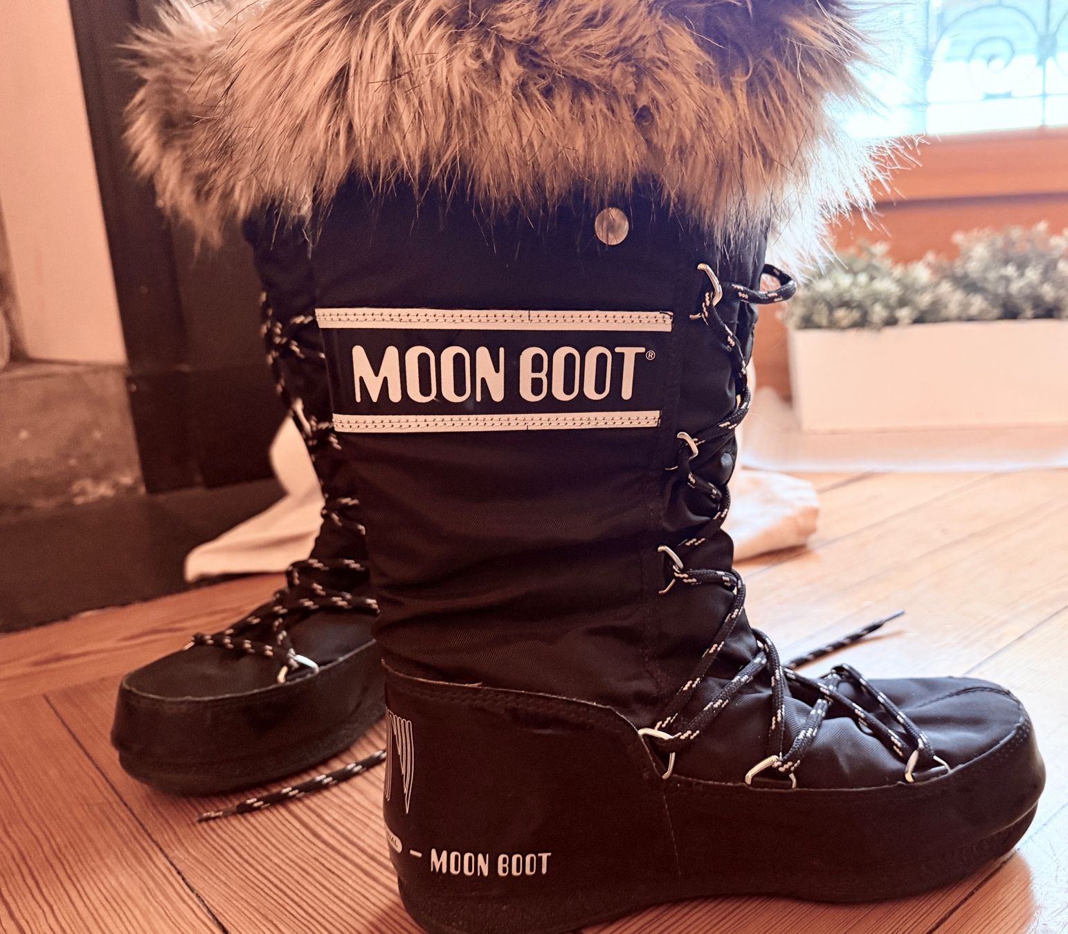 Moon Boot Scarpe da donna: Schwarze MOONBOOTS mit Kunstpelz – Nuovo (secondo la descrizione) da Genève venduto da mar_g5r2