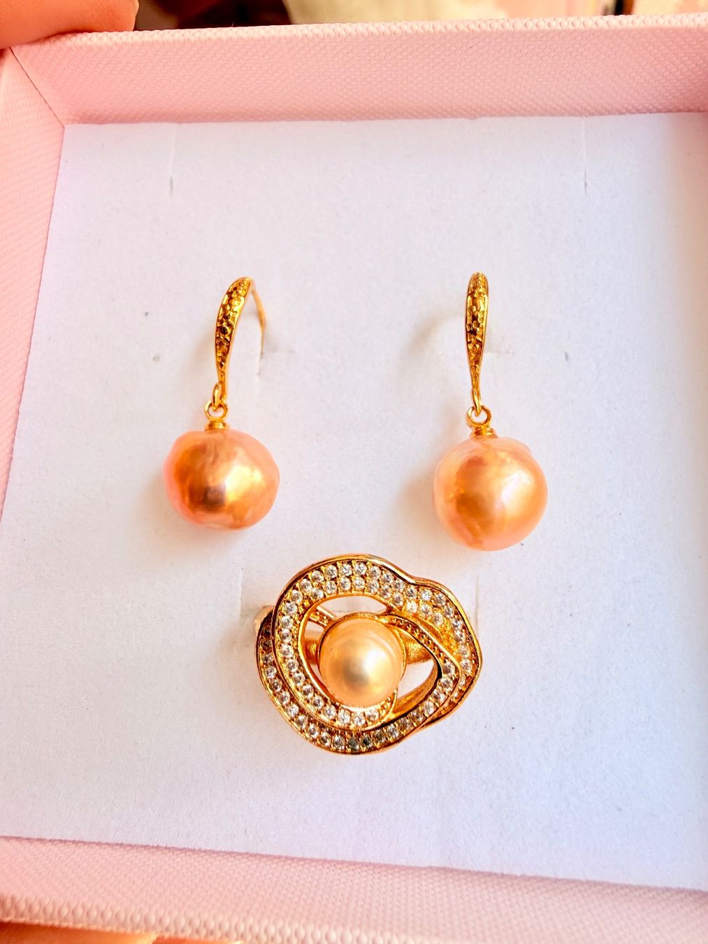 Altri gioielli: Ensemble de bijoux plaqué or avec perles roses et zircons – Nuovo e nell'imballaggio originale da St-Maurice venduto da Sandrinette123 2