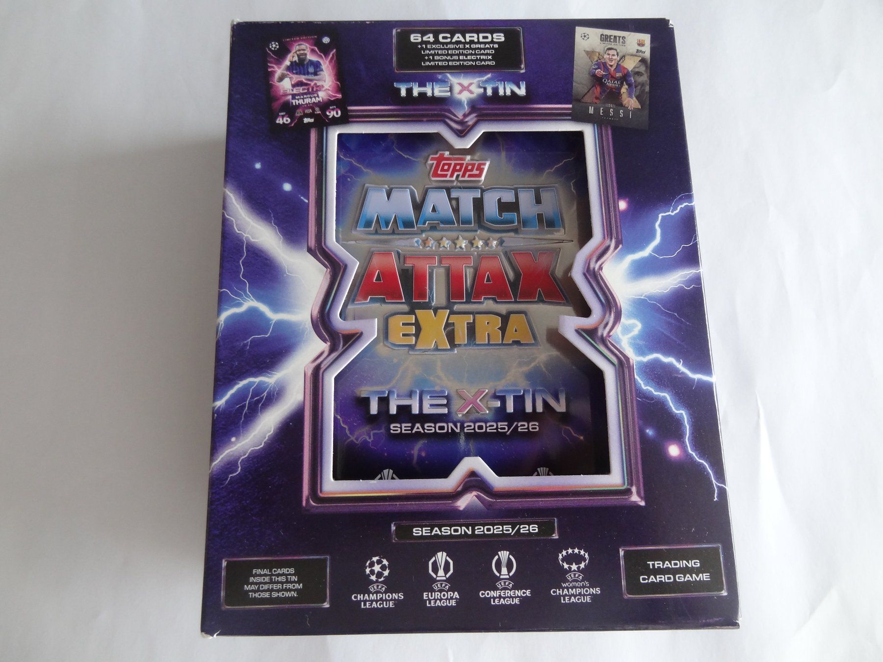 Topps Carte collezionabili: Topps X-Tin UCC Match Attax Extra 2026 – Nuovo e nell'imballaggio originale da Lyss venduto da Famicom