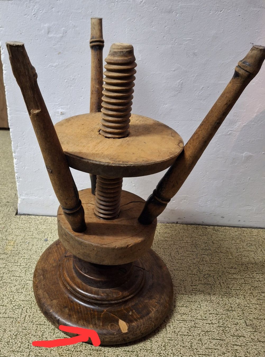 Hocker: Antiker, handgefertigter Arbeitshocker aus Holz, drehbar – Gebraucht aus Muri AG von Edlerweiss 6