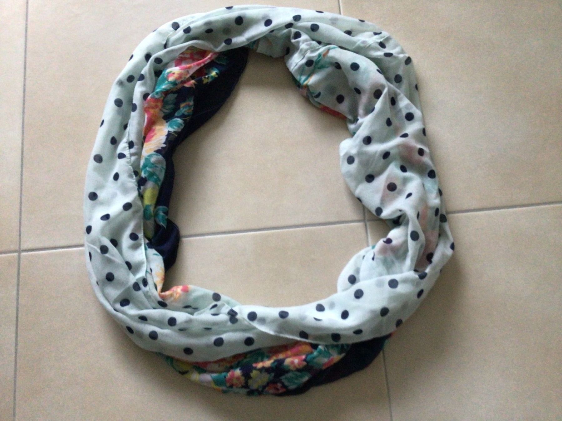 Foulard & Sciarpe: Loopschal mit Blumenmuster & Punkten – Usato da Frauenfeld venduto da Stehojen 1