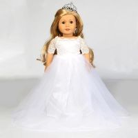 Robe de mariée pour poupée avec couronne