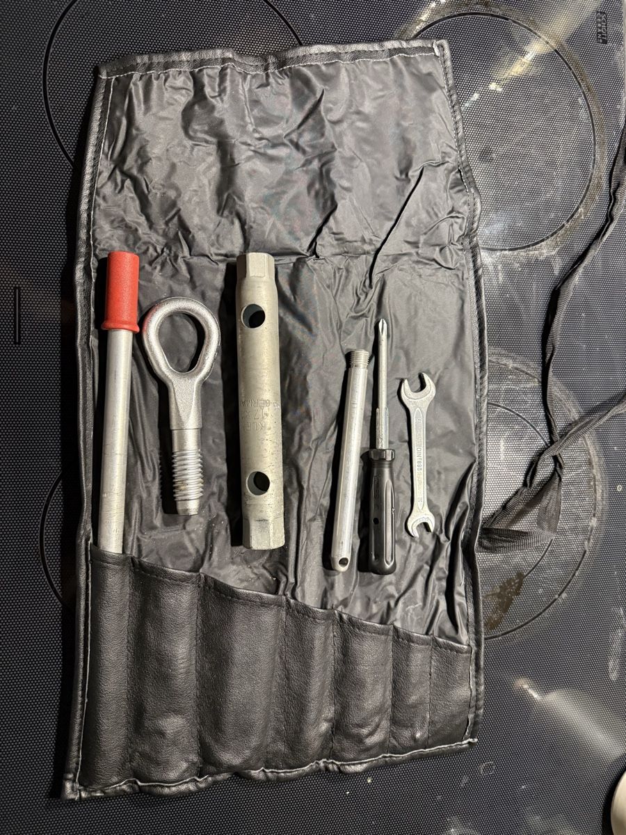 Porsche Tutti pezzi di ricambio auto: Porsche 996 Werkzeugkit Toolkit – Usato da Schaffhausen venduto da molson