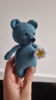 Ours fait au crochet et sa fleur