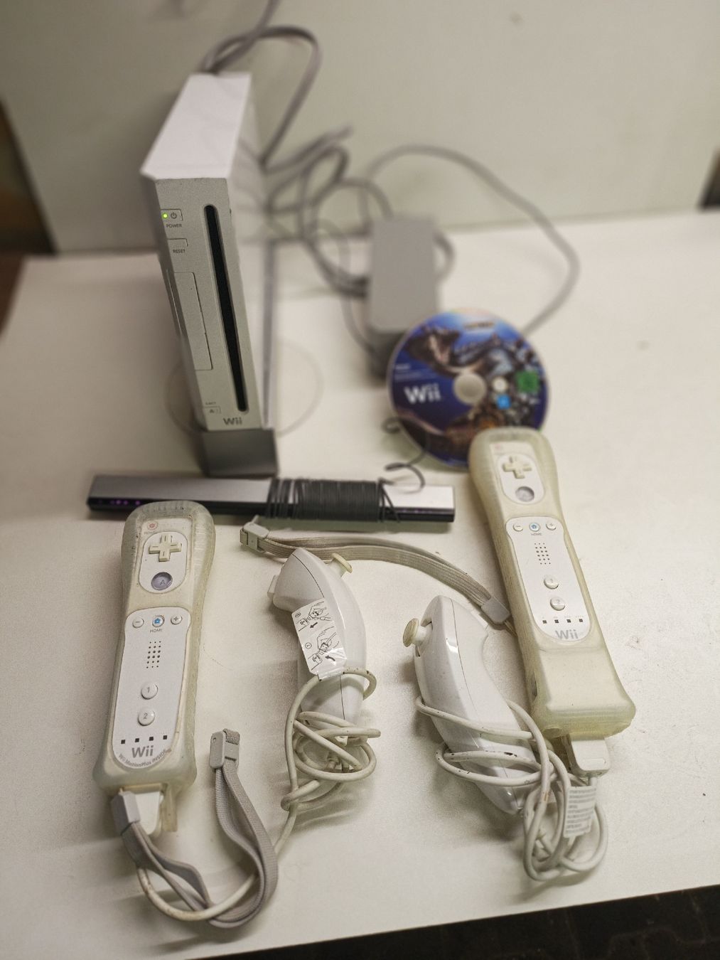 Nintendo Konsolen: Nintendo Wii Konsole mit 2 Controller & Monster Hunter 3! – Gebraucht aus Hendschiken von Bilrog