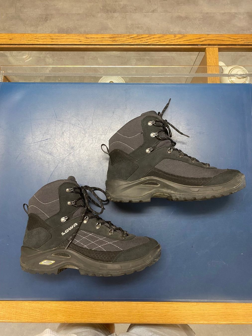 Lowa Scarpe da uomo: Wanderschuhe schwarz/grau Lowa Gr. 43 1/2 – Usato da Schaffhausen venduto da Galleria13_Brocki_SH 5