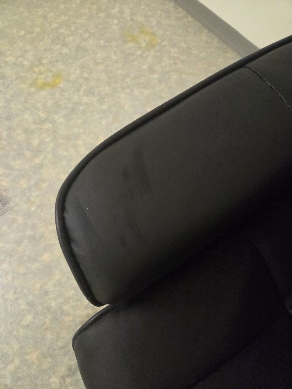 Sessel: Comfortable Black Leather Swivel Chair - Some Damage – Gebraucht aus Lachen SZ von col_bw5v 2