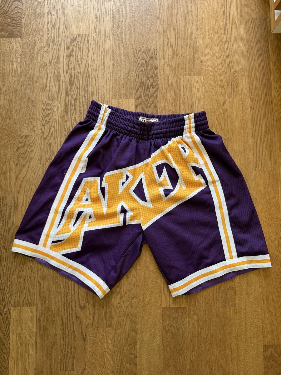 Pantaloni: Mitchell & Ness Lakers Hardwood Classics Shorts – Usato da Bassersdorf venduto da Joe_56lh