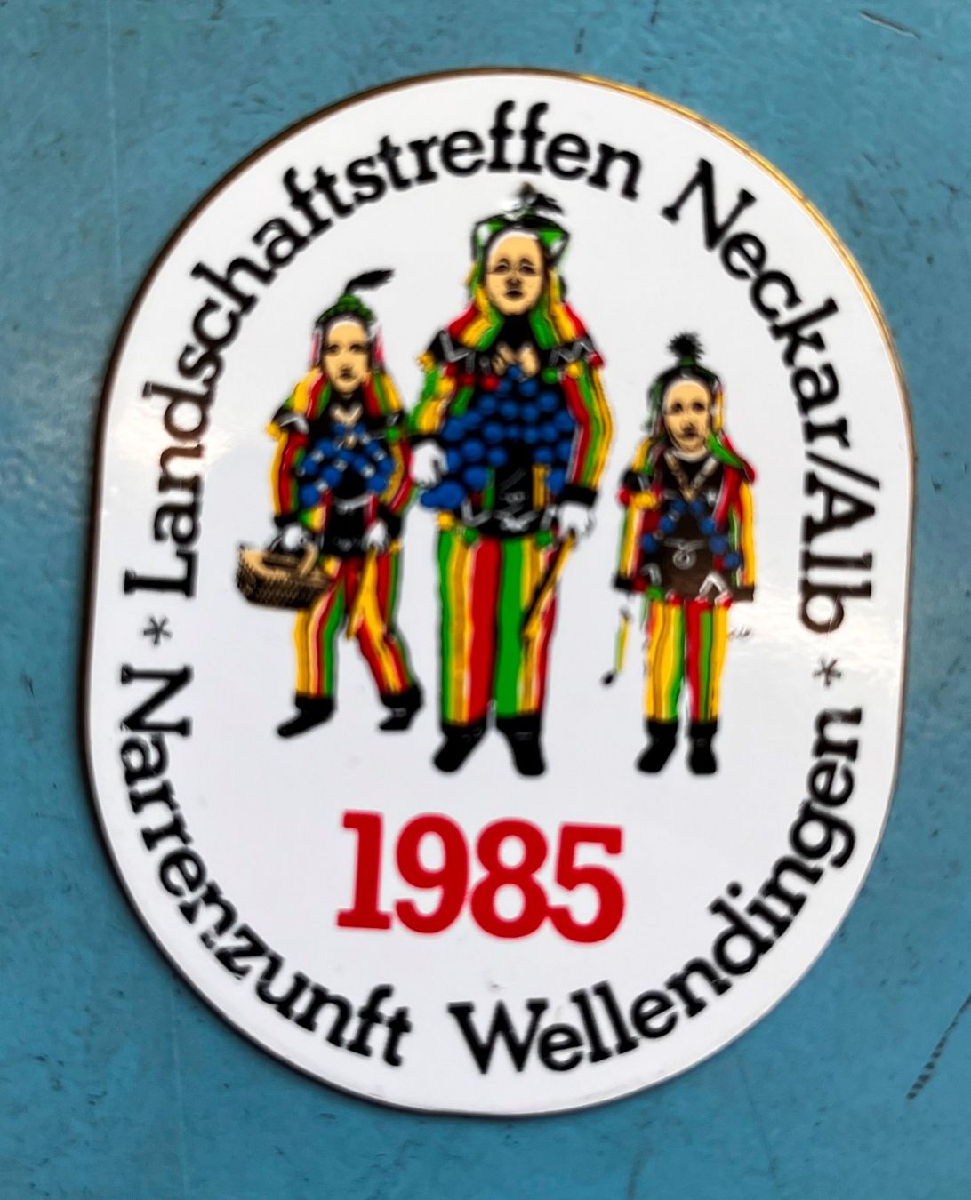 Plaketten & Abzeichen: Fasnachtsabzeichen Narrenzunft Wellendingen 1985 – Gebraucht aus Obernau von Wgnom