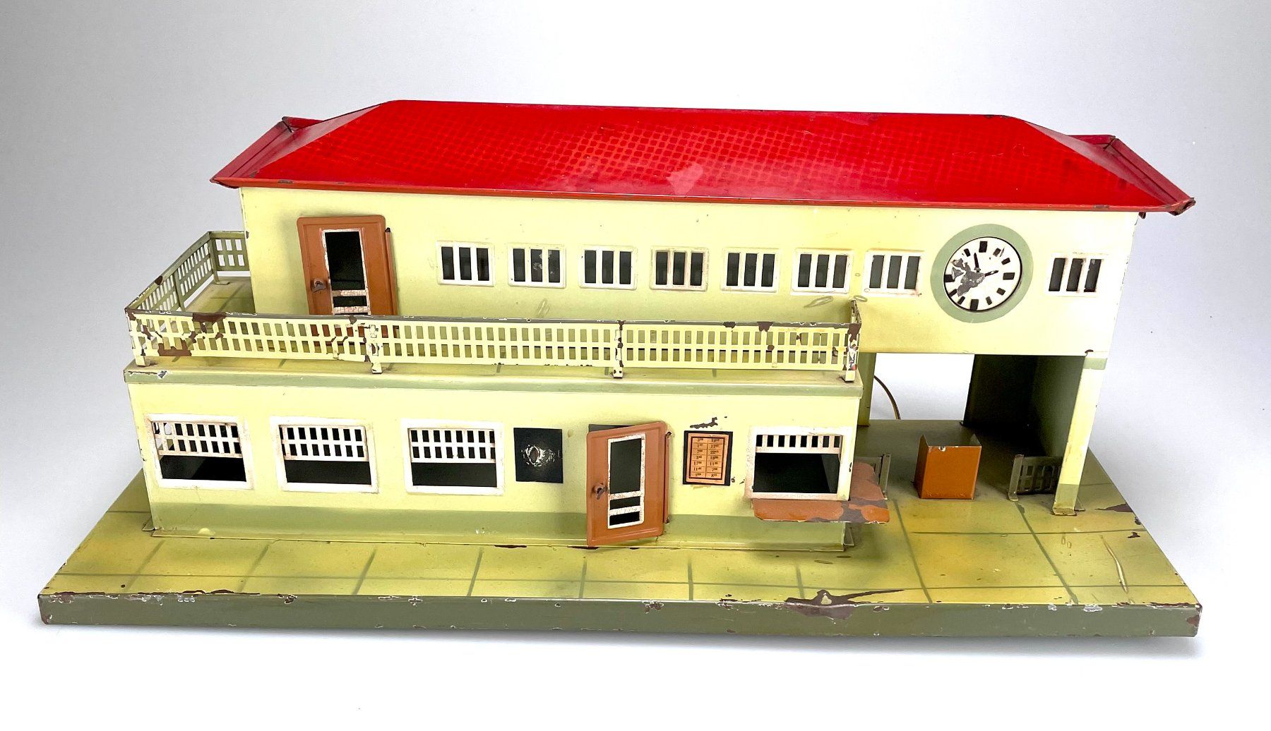 Modellbausätze & Standmodelle: Spur H0 Blechbahnhof 52x21 cm – Gebraucht aus Adligenswil von Suter-Hobbyhaus