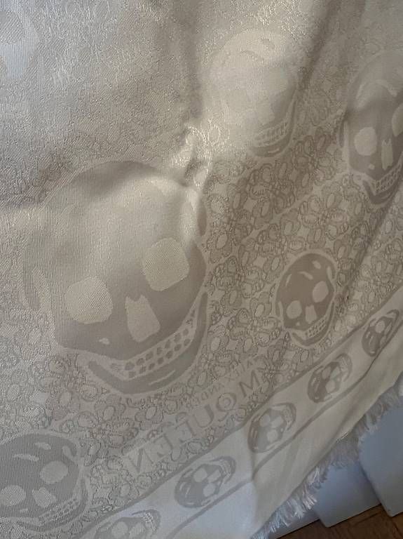 Alexander Mcqueen Foulard & Sciarpe: Alexander McQueen Seidentuch mit ikonisches SkullMotiv – Usato da Breganzona venduto da maggy_l 2