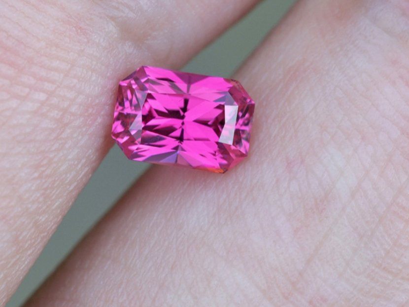 Edelsteine: Saphir Hot Pink 1.1ct – Gebraucht aus Bévilard von Yougems