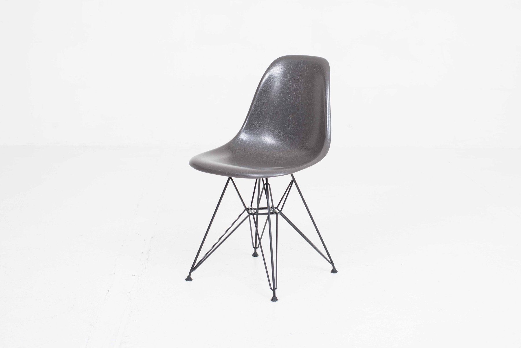 Vitra Sedie: Vitra Fiberglass Side Chair DSR - Eames - Elephant Hide Grey – Usato da Zürich venduto da STUZH38 3