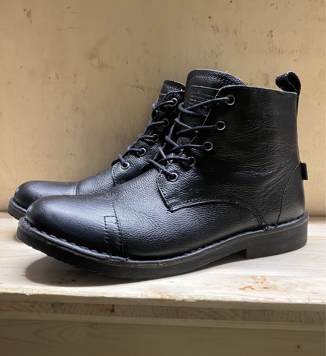 Levi's Herrenschuhe: LEVIS TRACK BOOTS       43 – Neu (gemäss Beschreibung) aus Schaffhausen von Beatstaeks 1