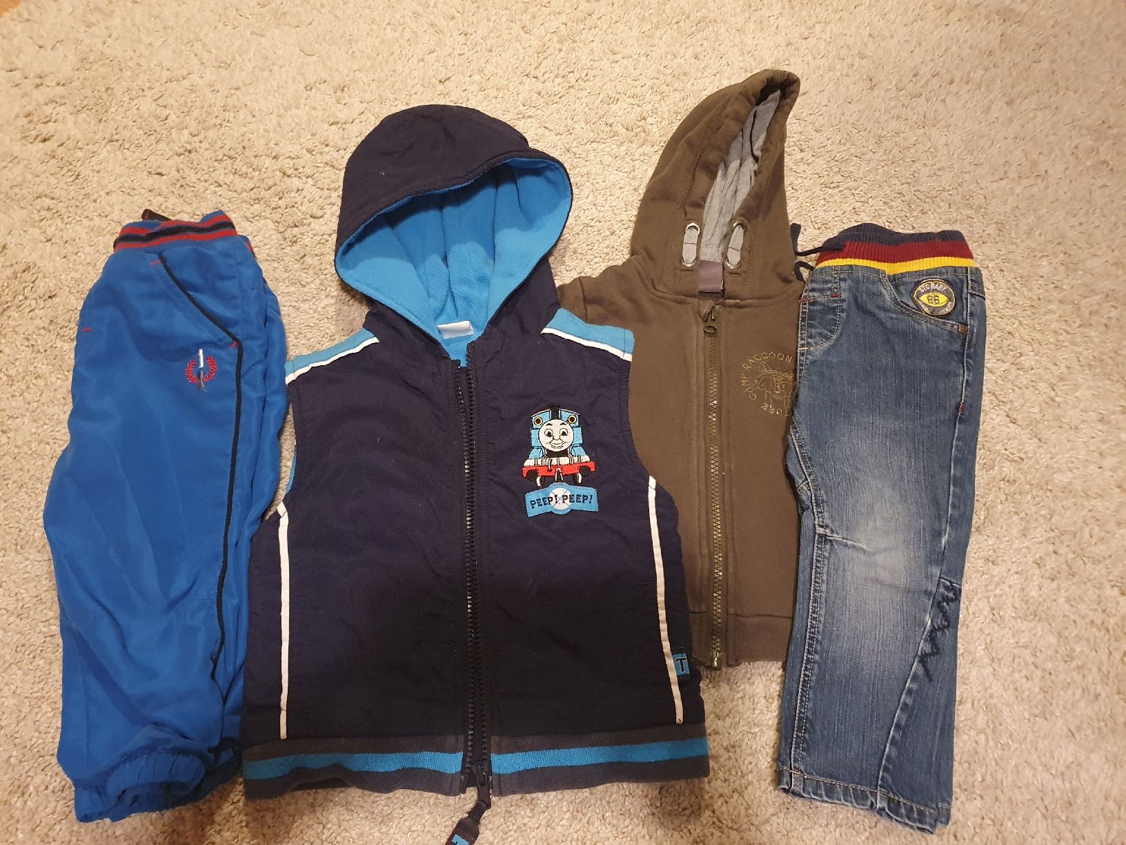 Lotti & Set di vestiti: Jungen Kleiderpaket Gr. 86 (2x Hose, Weste, Pullover) – Usato da Thun venduto da Zuzi84
