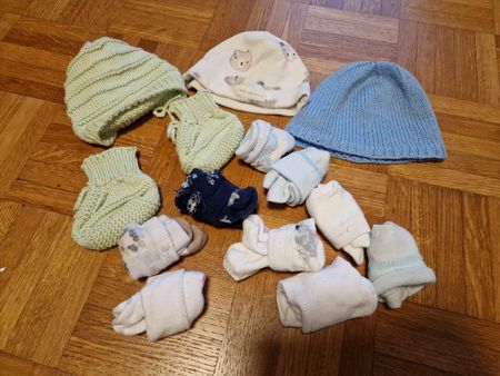 Baby Newborn Kleiderpaket Socken Kappe Mütze gestrickt