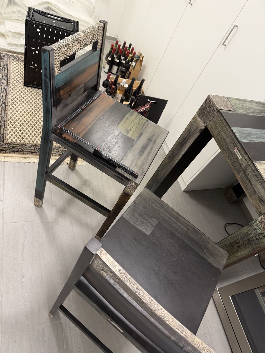 Allestimento di negozi e stand fieristici: Stehtisch / Bartisch mit 2 Hochstühlen – Usato da Schenkon venduto da Fastforward