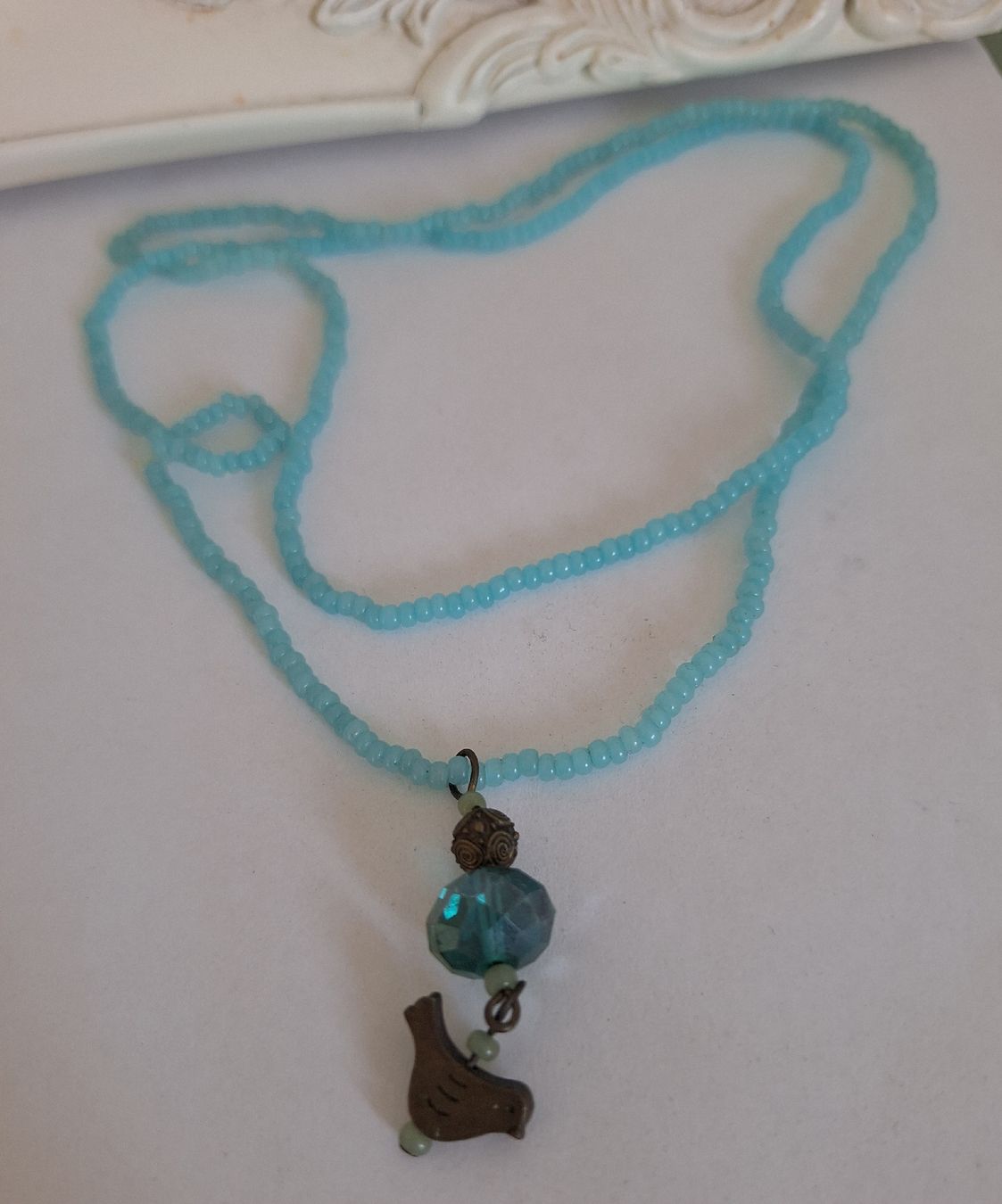 Catenine: Langes Echtes Steincollier mit.Kleinem Vogel – Usato da Kerzers venduto da ExpressoTerreno
