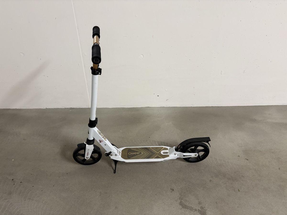 Kickboard: Rarer weisser Kickscooter von CHAMP, super leicht & robust – Usato da Rebstein venduto da lave