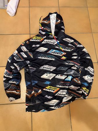 Pull à capuche imprimé synthétiseur - Style Unique!