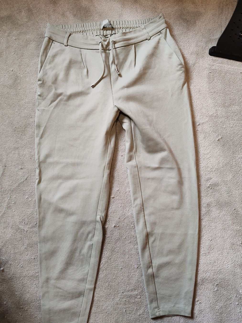 Pantaloni: Amisu Hose, Gr. 40, Khaki, bequeme Freizeithose – Usato da Untervaz venduto da DoniWii1985